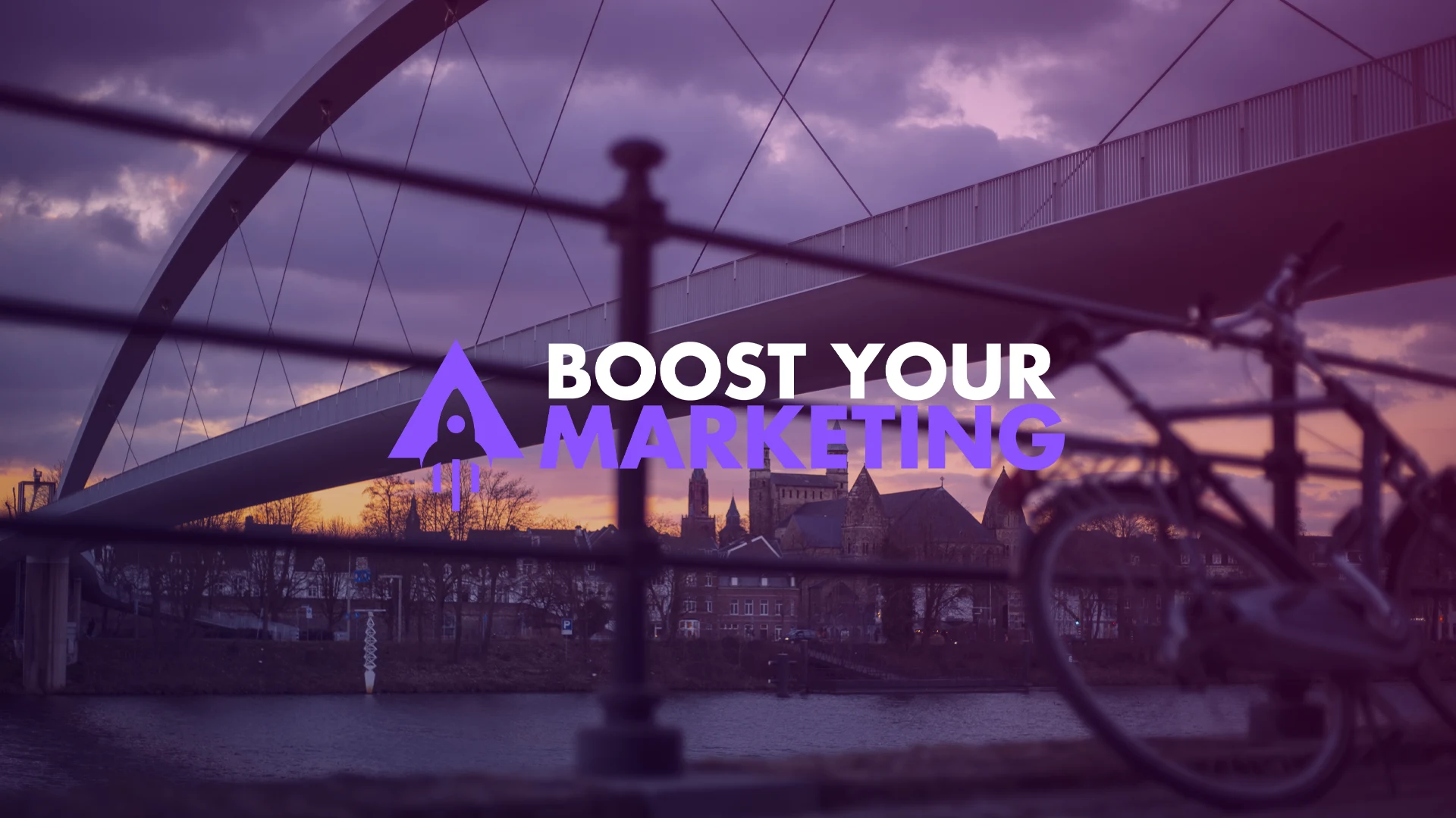 Boost Your Marketing-logo op een paarse foto van Maastricht met de Hoge Brug