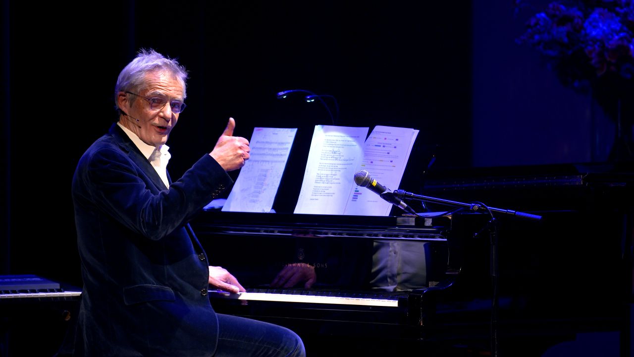 Herman Finkers achter de piano tijdens zijn bijdrage aan de prijsuitreiking
